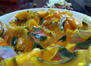 用刀小心的将皮蛋切块