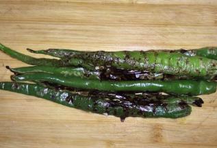 青椒去缔，锅中不放油，将青椒煎成虎皮状