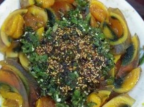 皮蛋上面放上青椒碎，淋上红油辣椒即可