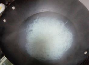 锅中冷水，把粉丝放进去煮开