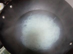 锅中冷水，把粉丝放进去煮开