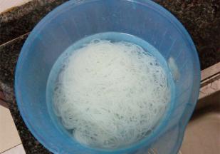 粉丝煮熟后立马捞出，放在冷水里泡