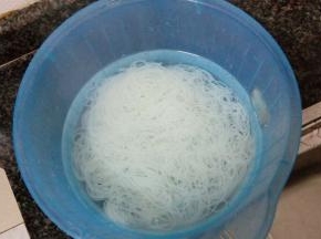 粉丝煮熟后立马捞出，放在冷水里泡
