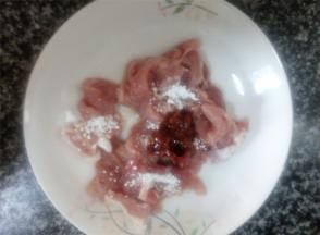 猪肉分肥瘦切开，瘦肉切片，加生粉、豆瓣酱腌制5分钟左右