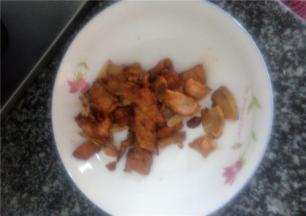 锅中少油，放上肥肉片煸干，倒入腌好的瘦肉片快速翻炒出锅