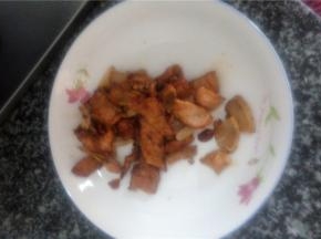 锅中少油，放上肥肉片煸干，倒入腌好的瘦肉片快速翻炒出锅