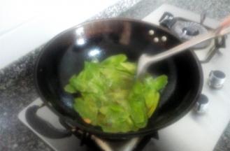 倒入青笋片翻炒