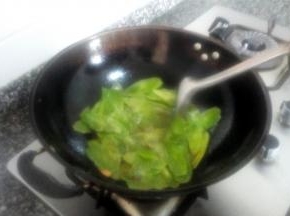 倒入青笋片翻炒