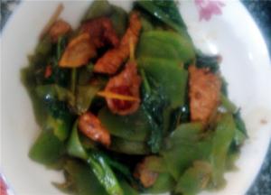 青笋炒断生后，放入事先炒好的猪肉，加盐和鸡精调味，翻炒均匀即可出锅