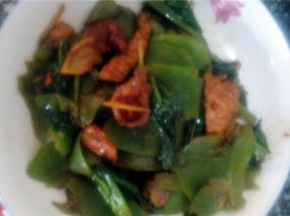 青笋炒断生后，放入事先炒好的猪肉，加盐和鸡精调味，翻炒均匀即可出锅