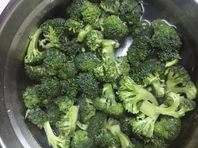 海虾挑去虾线，去头去壳后用洗净，西兰花洗净去梗撕成小朵，大蒜拍碎后切成碎末