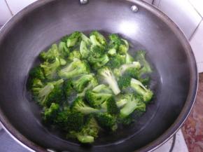 西兰花过沸水焯约8成熟，捞出沥干水分