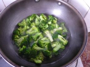 西兰花过沸水焯约8成熟，捞出沥干水分