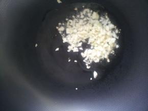 炒锅少油，油温6成热时放入蒜末爆香