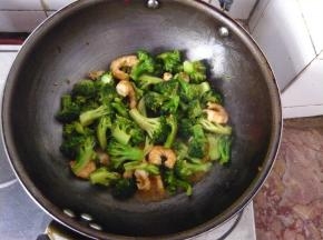 将沥干的西兰花和海虾放入锅中，大火翻炒至熟，加适量盐和白糖调味即可
