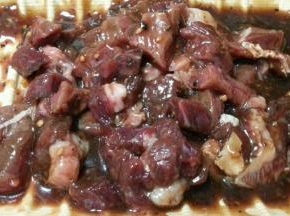 买来的牛肉清洗干净，切成适当的小块，用适量的料酒和黑花椒腌制入味