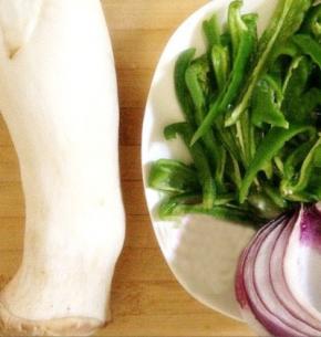 洋葱和辣椒切成块，杏鲍菇洗净切成丁