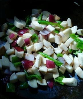 放入辣椒和洋葱翻炒出香味，盛出备用