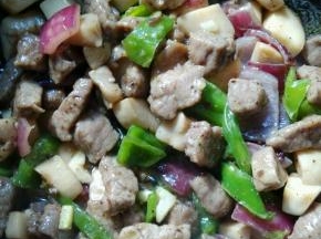 翻炒至牛肉微微变色，加入炒好的蔬菜丁，将牛肉炒熟