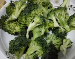 西兰花掰成小块泡在盐水里清洗干净