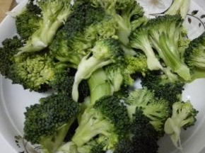 西兰花掰成小块泡在盐水里清洗干净