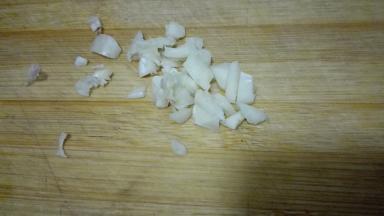 大蒜切成碎末备用