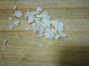大蒜切成碎末备用