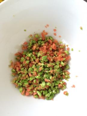 胡萝卜、豌豆切碎