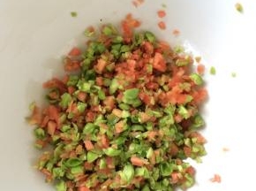 胡萝卜、豌豆切碎