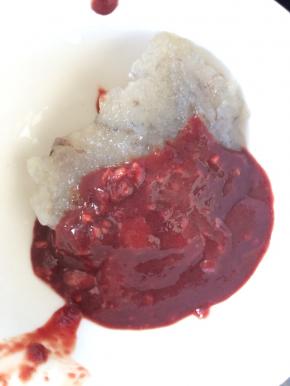 猪肝用清水浸泡十分钟，用刀刮成肝泥，将所有材料混合搅拌均匀