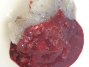 猪肝用清水浸泡十分钟，用刀刮成肝泥，将所有材料混合搅拌均匀