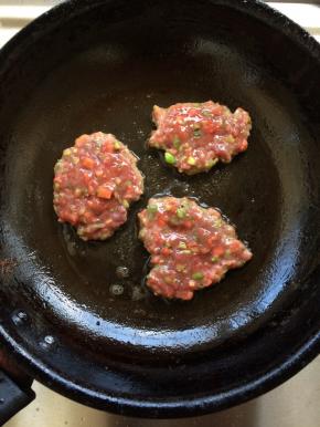 平底锅内加入适量油，开小火将猪肝虾泥炸至两面变色可出锅