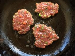 平底锅内加入适量油，开小火将猪肝虾泥炸至两面变色可出锅