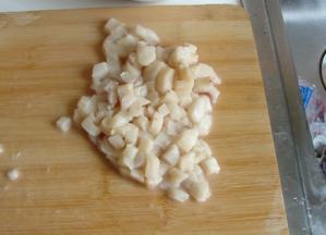 鳕鱼块洗干净，切成小丁状