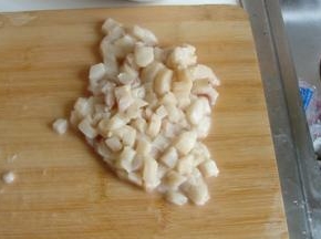 鳕鱼块洗干净，切成小丁状