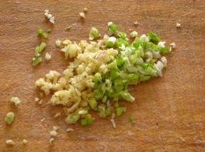 生姜、小葱洗净切碎