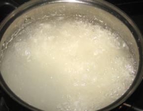 大米淘净，放入锅中，加入适量清水，大火煮开
