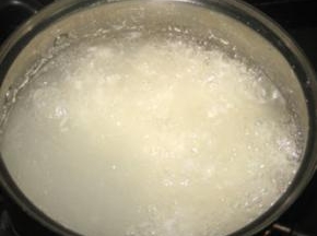 大米淘净，放入锅中，加入适量清水，大火煮开