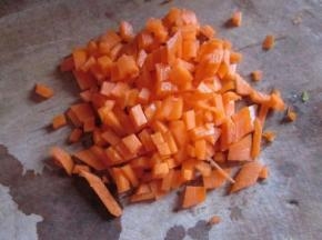 胡萝卜切碎，放入锅中