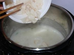加入切好的鳕鱼，煮10分钟左右，锅内米粥浓稠撒上盐和葱花，搅拌均匀即可