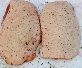 鸭胸带皮的那面用刀化十字刀，撒上海盐和黑胡椒粉涂抹均匀，腌制2个小时以上