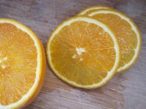 将橙子剥开，切成薄片，可以加少量的蜂蜜和海盐橄榄油腌制15分钟