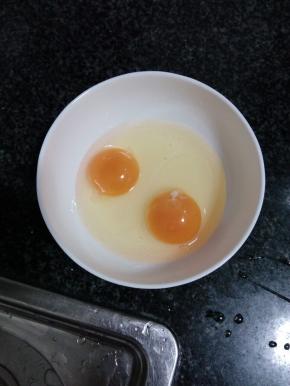 鸡蛋打散，加盐搅拌成蛋液备用