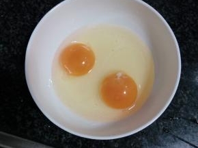 鸡蛋打散，加盐搅拌成蛋液备用