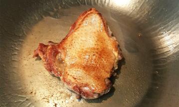 鸭皮煎至煎黄翻面，煎另一面，煎2到3分钟