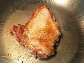 鸭皮煎至煎黄翻面，煎另一面，煎2到3分钟