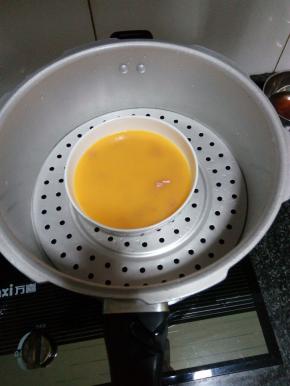 锅中加入适量清水，放上蒸盘，把火腿丁放在蛋液里面，加少许温水，蒸5-10分钟