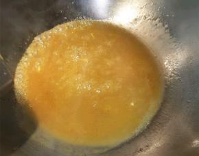 将剩余的橙子打成汁，倒入锅内，加少许蜂蜜煮到酱汁浓稠，加入生抽搅拌均匀