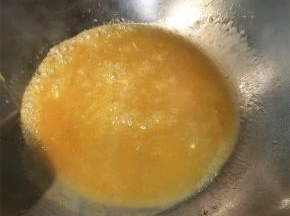 将剩余的橙子打成汁，倒入锅内，加少许蜂蜜煮到酱汁浓稠，加入生抽搅拌均匀