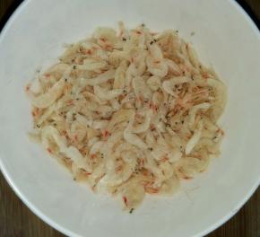 虾米装入碗中备用